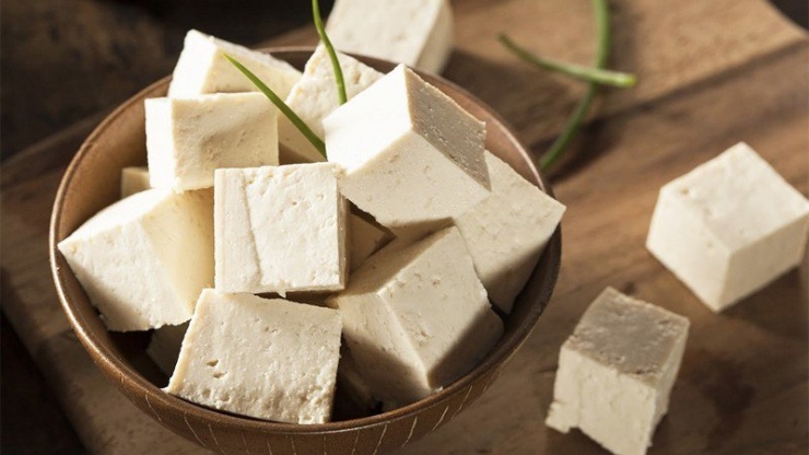 Đậu phụ là một sản phẩm của đậu nành, do đó rất giàu đạm (còn gọi là protein) giúp bạn cảm thấy no lâu hơn và kiểm soát sự thèm ăn, từ đó hạn chế các chất béo và carbohydrate. Chất đạm khi được cơ thể hấp thụ sẽ cung cấp năng lượng thúc đẩy chuyển hóa chất béo, làm giảm tích tụ mỡ nên rất hiệu quả cho người đang muốn giảm mỡ bụng.