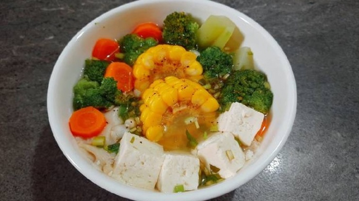 Món canh đậu phụ rau củ không chỉ giúp bạn giảm cân mà còn làm thanh mát cơ thể giữa cái thời tiết nắng nóng oi bức và bổ sung chất dinh dưỡng.