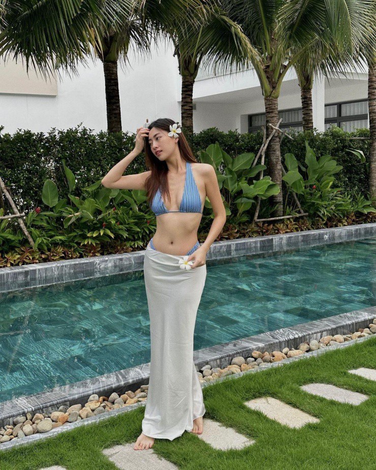 Cách diện bikini nửa kín nửa hở của Lương Thùy Linh còn được thể hiện trên set đồ phối cùng chân váy lụa, giúp hoa hậu được khen trông như nàng tiên cá.
