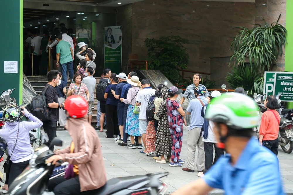 Người dân xếp hàng mua vàng miếng SJC tại Vietcombank, Hà Nội. Ảnh: Minh Trúc