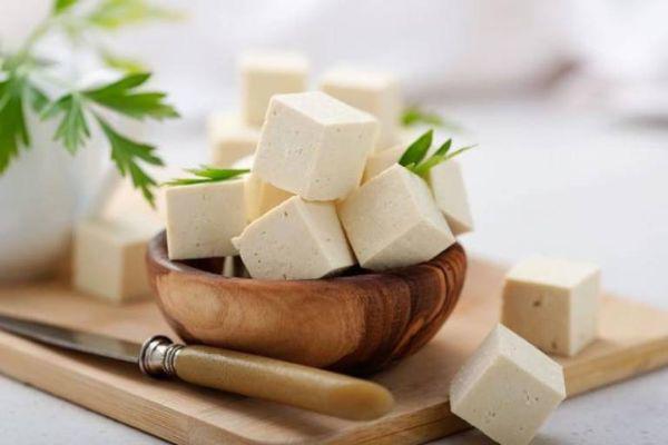 Ngoài ra, đậu phụ còn tăng cường quá trình chuyển hóa chất béo, giảm mỡ thừa hiệu quả. Đặc biệt, khi ăn đậu phụ, bạn sẽ có cảm giác no lâu, điều này cực kỳ quan trọng đối với những chị em đang giảm cân. Vì vậy, một thực đơn giảm cân bằng đậu phụ được cho là khoa học và hoàn toàn lành mạnh.