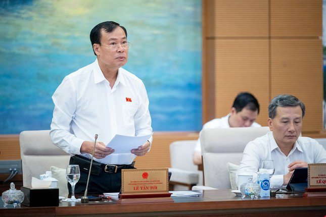 Ông Lê Tấn Tới - Chủ nhiệm Ủy ban Quốc phòng và An ninh - phát biểu.