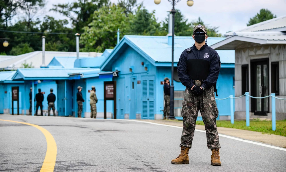 Binh sĩ Hàn Quốc tại Đường phân giới quân sự trong Khu phi quân sự liên Triều (DMZ). Ảnh: AFP