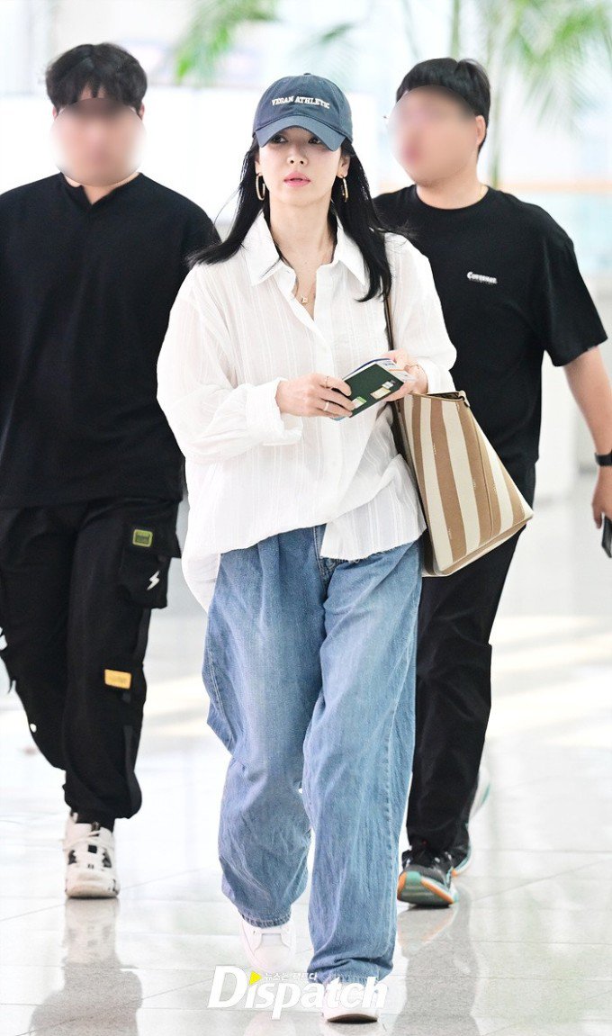 Song Hye Kyo tại sân bay. Ảnh: Dispatch