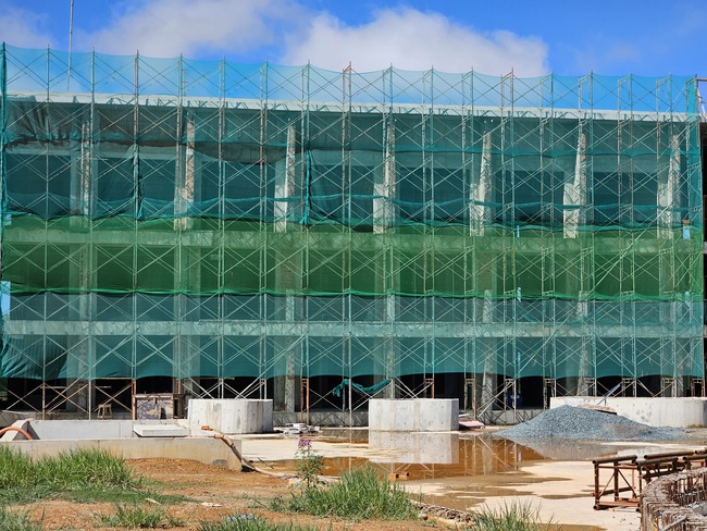 Còn theo báo cáo của Sở Tài nguyên và Môi trường Lâm Đồng, công trình Tòa nhà CLB Golf với diện tích 15.670 m2, trong đó 5.629 m2 là đất rừng phòng hộ. Tuy nhiên, đối chiếu Nghị định 52/2020/NĐ-CP về điều kiện sử dụng đất thì 5.269 m2 đất rừng phòng hộ này thực hiện dự án sân golf là không được phép.