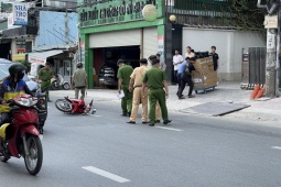 TP.HCM: Người phụ nữ tử vong sau va chạm với ô tô bán tải