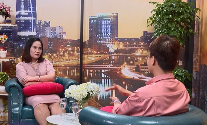 Tiến sĩ tâm lý Tô Nhi A lắng nghe câu chuyện của khách mời giấu mặt.