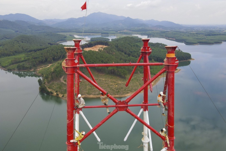 Theo một kỹ sư xây lắp, trụ điện này cao 145m, nặng 426 tấn, được sử dụng công nghệ ghép nối cột ống, lần đầu tiên sử dụng trong dự án đường dây siêu cao áp tại Việt Nam.