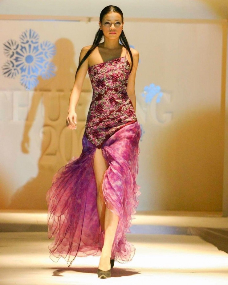 Hồ Ngọc Hà sải bước catwalk trong một chương trình thời trang Thu Đông năm 2003. Thời điểm này cô mới có kinh nghiệm bốn năm trong làng mốt nhưng đã là một trong những chân dài đắt show ở Hà Nội. Trước đó, cô đạt liên tiếp các giải thưởng trong ba năm: Giải Nhì Siêu mẫu Hà Nội (2000), giải Nhất Siêu mẫu Việt Nam (2001), giải Nhì Tìm kiếm Siêu mẫu châu Á (2001).