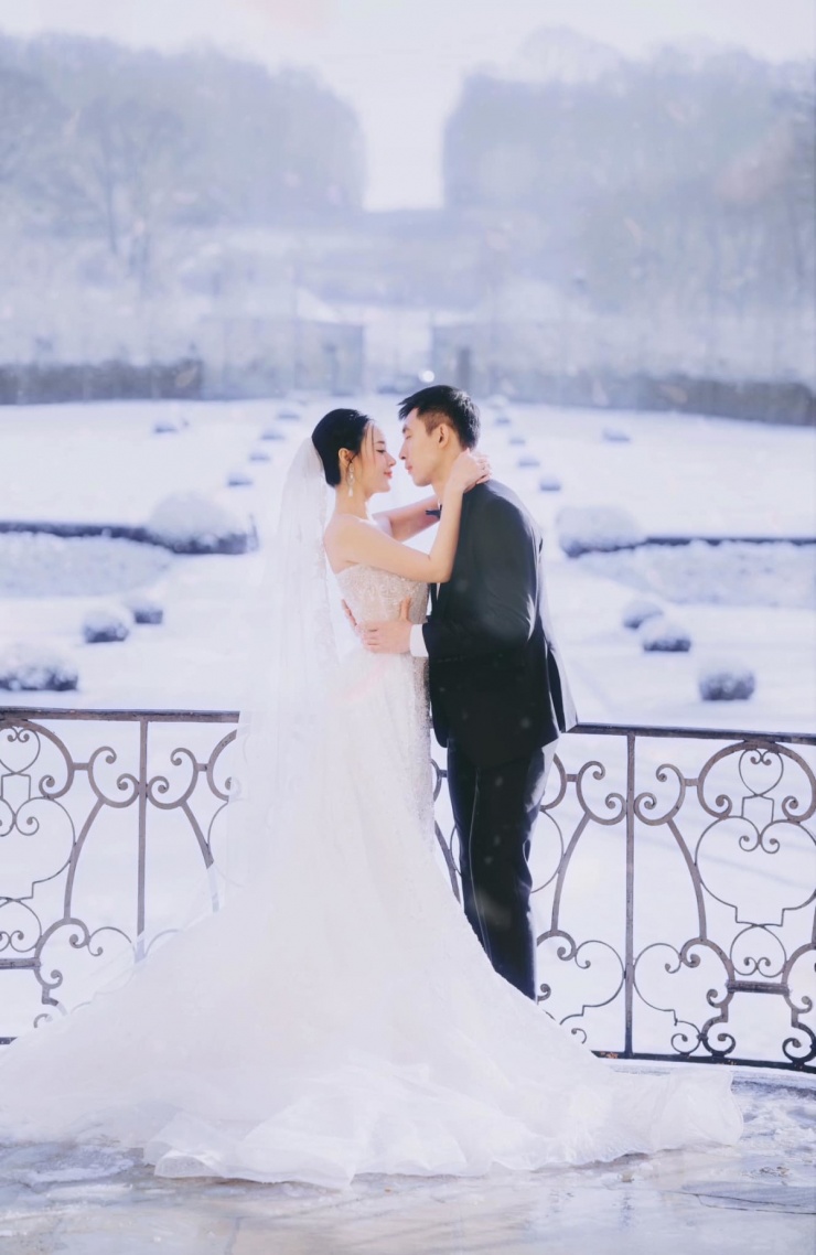 Trước hôn lễ vào ngày 29/6 ở TP HCM, Midu gây chú ý khi chia sẻ nhiều bộ ảnh bên chồng - doanh nhân Minh Đạt. Diễn viên diện đầm dáng đuôi cá của nhà thiết kế Lê Thanh Hòa, chụp ảnh cưới giữa tuyết rơi hồi đầu năm ở Pháp.