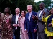 Thế giới - Ông Biden gây chú ý vì dáng đứng bất động