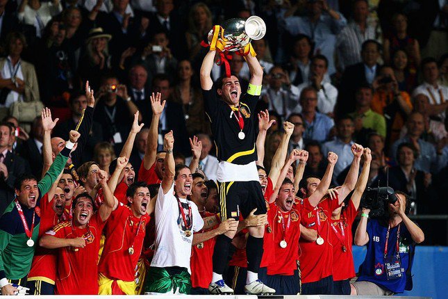 Đội trưởng Iker Casillas nâng cao chức vô địch EURO 2008.