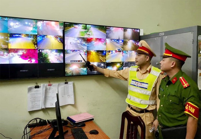 Công an tỉnh Hòa Bình rà soát qua hệ thống camera an ninh để phát hiện đối tượng nghi vấn.