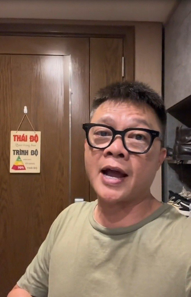 BTV Quang Minh cùng vợ và các con
sống trong căn hộ chung cư. Điều đặc biệt, trước cửa mỗi phòng, nam
MC đều treo một bức tranh slogan với khẩu hiệu truyền động lực.
Ngay trước cửa nhà là khẩu hiệu "Thái độ quan trọng hơn trình độ".
Giải thích ý nghĩa của việc này, anh cho hay: "Đó là câu nói ngay
cửa ra vào vì mình muốn nói, khi các con sống ở trong nhà, phải có
thái độ thật tốt, phải tôn trọng bố mẹ và quan trọng phải giữ được
hoà nhã, hoà khí giữa các anh em với nhau".