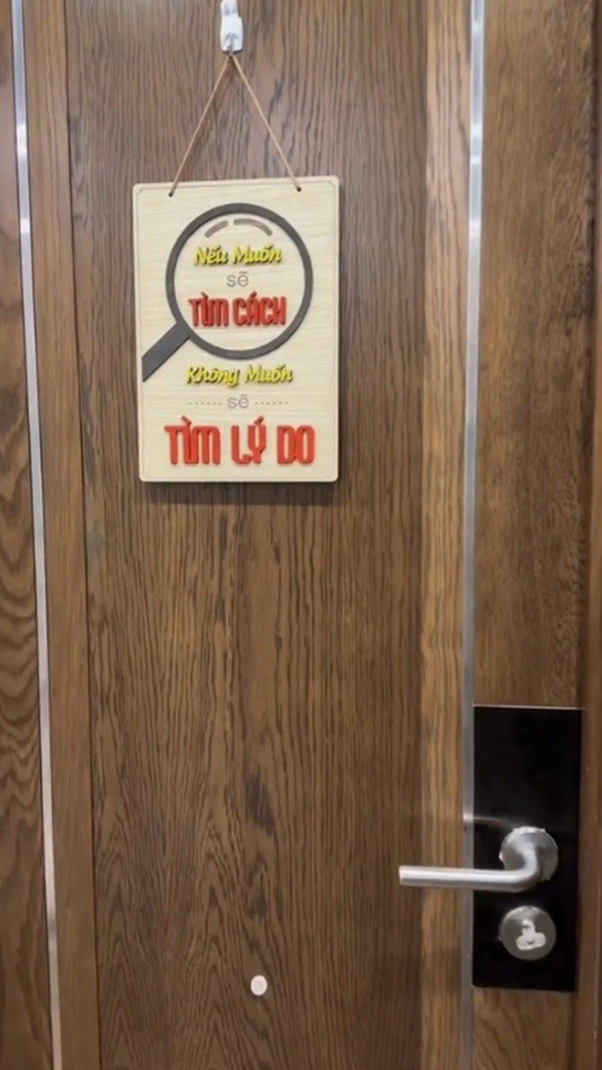 Tiếp theo đó, khu vực phòng kho, BTV
Quang Minh treo tấm bảng có dòng chữ: "Nếu muốn sẽ tìm cách, không
muốn sẽ tìm lý do". Phía bên trong là nơi gia đình anh để bát đĩa,
các dụng cụ cần thiết trong nhà và một số đồ ăn khô.