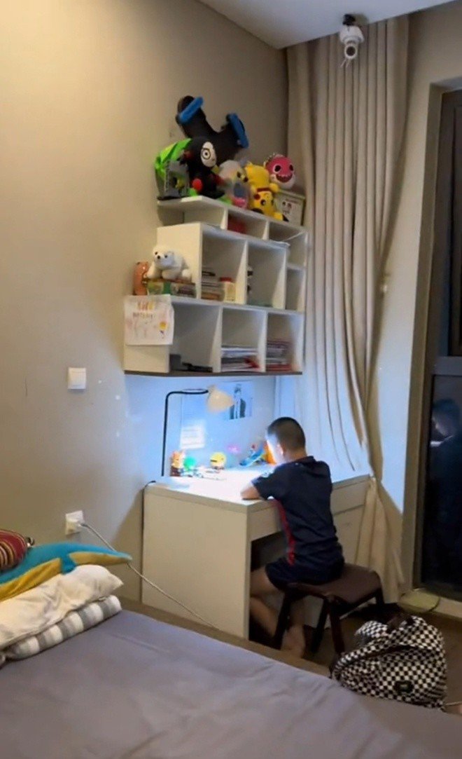 Mình rất sợ Gấu từ nhỏ đã lười học".
BTV Quang Minh cho hay. Nhờ cách giáo dục này, trong phòng bé Gấu,
đồ đạc được xếp rất gọn gàng, sách vở hay đồ chơi đều bài trí khá
ngăn nắp. Gấu đang chăm chỉ học hành rất ngoan.