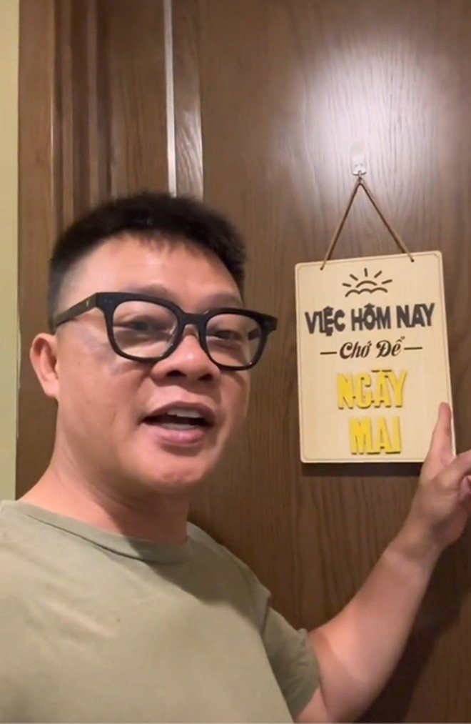 Còn phòng của 2 con trai lớn là Heo
và Sóc, BTV Quang Minh treo tấm bảng: "Việc hôm nay chớ để ngày
mai". Trần Quang Minh tâm sự: Bởi vì các anh ấy về nhà, việc gì mà
bừa bộn các anh ấy luôn luôn để dành lại cho bố mẹ. Nên phải nhắc
nhở các anh ấy việc hôm nay chớ để ngày mai, kể cả việc học
tập.