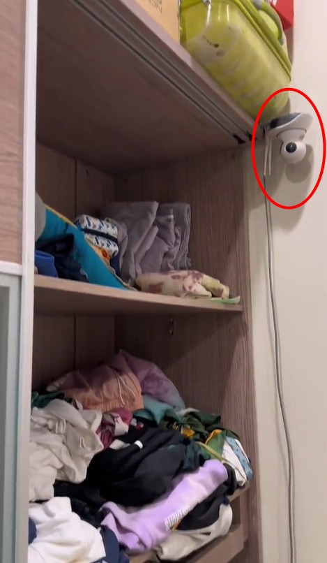 Đáng chú ý nhất, trong căn phòng của
2 con trai lớn, nhiều netizen tinh mắt phát hiện ra sự xuất hiện
của camera ở phía góc tủ quần áo. Một dân mạng bày tỏ thắc mắc:
"Chú lắp camera ở phòng con trai luôn ạ? Này có gọi là kiểm soát
con thái quá không?" Trả lời lại bình luận này, BTV Quang Minh tiết
lộ trước đó, đây là phòng cũ của em bé nên cần lắp camera quan sát
còn hiện tại khi 2 con trai lớn ở thì đã bỏ.