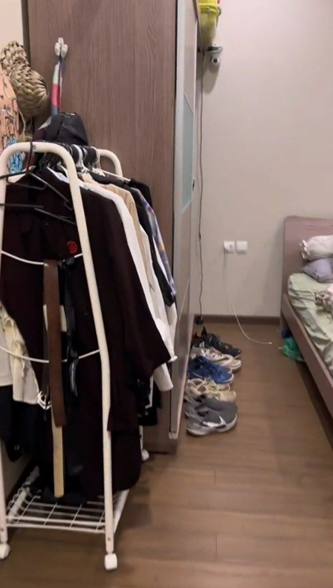 Bước vào căn phòng của các con lớn
khi 2 cậu không có nhà, nam BTV phải thốt lên: "Ối dồi ôi, như một
cửa hàng giày dép, quần áo đang sale. Kinh hoàng!" Tuy nhiên, người
xem vẫn thấy sự chỉn chu, cẩn thận trong cách sắp xếp từng đôi giầy
của các con dẫu đang tuổi ẩm ương.