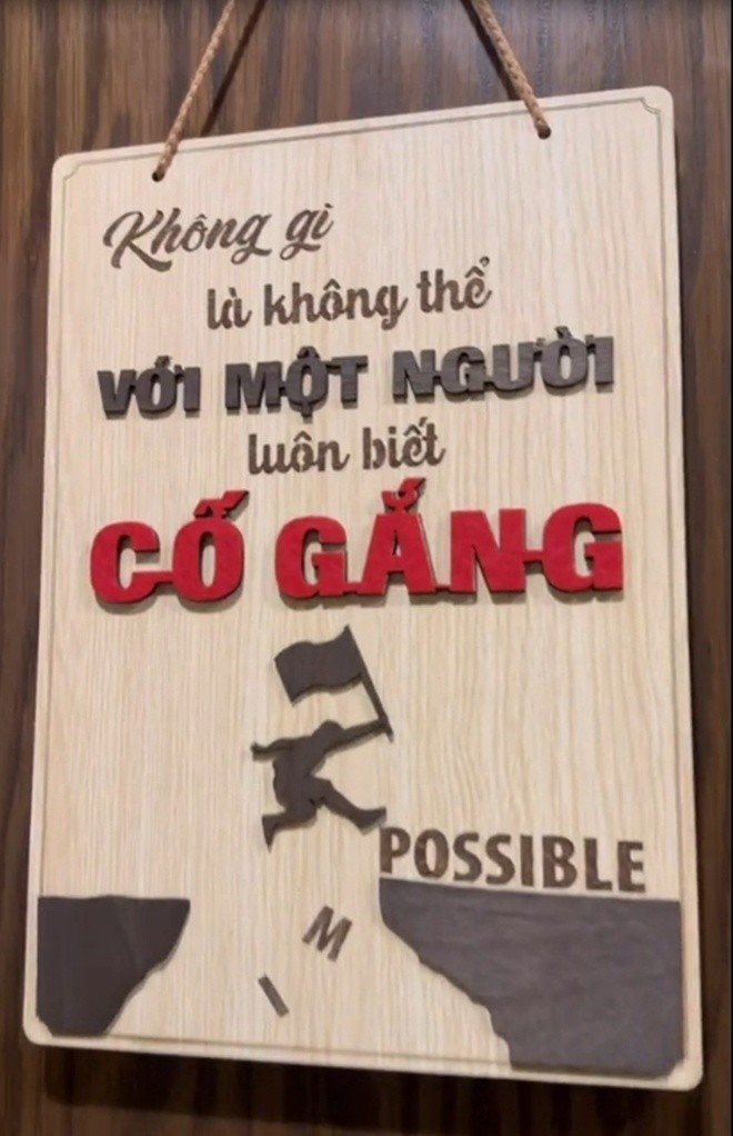Tiếp theo, BTV Quang Minh khoe với
khán giả căn phòng của anh với bà xã cùng câu nói: "Không gì là
không thể với một người luôn biết cố gắng". Anh bày tỏ treo tấm
bảng này để luôn cố gắng trong công việc, trong việc giữ hoà khí
gia đình và cố gắng chăm sóc con cái thật tốt.