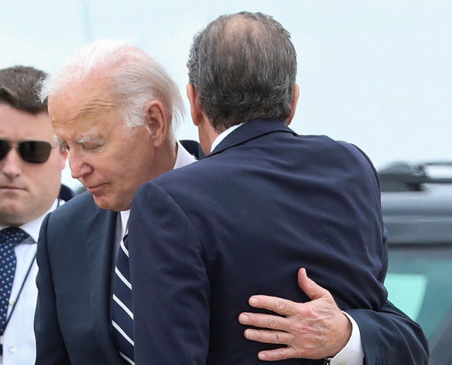Ông Hunter Biden được cha là Tổng thống Mỹ Joe Biden ôm tại căn cứ của Lực lượng Phòng không Quốc gia Delaware ở TP New Castle, bang Delaware - Mỹ hôm 11-6 - Ảnh: REUTERS