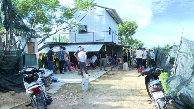 Lực lượng Công an tỉnh Quảng Trị bắt quả tang 16 người đánh bạc trong chòi canh hồ nuôi tôm ở phường Đông Lễ, TP Đông Hà. Ảnh: Tr.Khôi