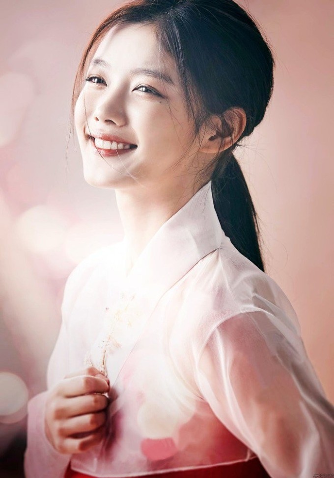 Kim Yoo Jung được mệnh danh là 'nữ thần cổ trang thế hệ mới' nhờ vẻ đẹp thanh tao, quý phái khi diện hanbok.