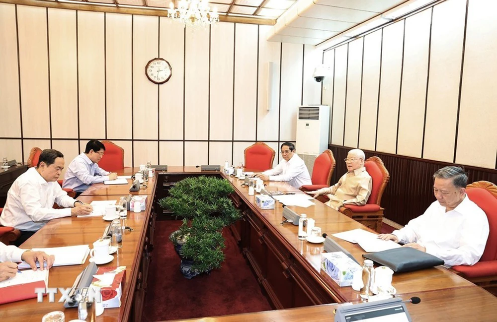 Tổng Bí thư Nguyễn Phú Trọng chủ trì cuộc họp lãnh đạo chủ chốt. Ảnh: TTXVN