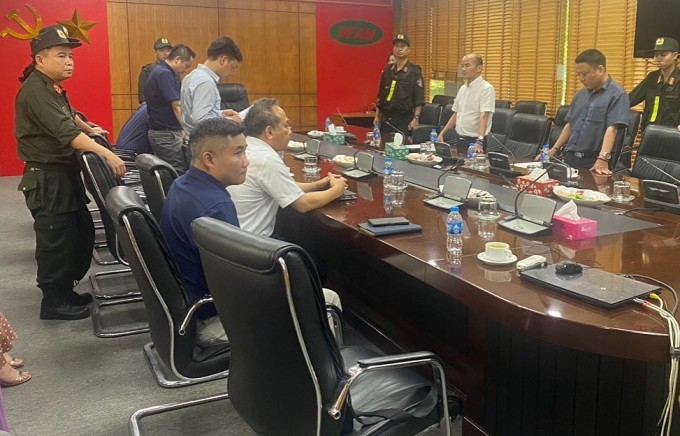 Công an Hà Nội thi hành lệnh bắt ông Phan Phạm Hà. Ảnh: Công an Hà Nội