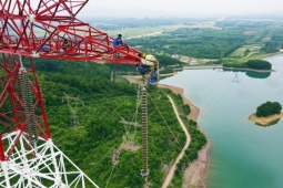 Tin tức trong ngày - Công nhân cheo leo &quot;ôm trụ&quot;, đẩy tiến độ dự án đường dây 500kV mạch 3 qua Hà Tĩnh