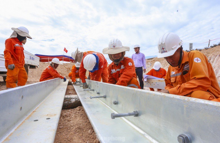 Tại vị trí cột 174 qua xã Cẩm Mỹ (huyện Cẩm Xuyên), 33 cán bộ kỹ sư, công nhân Điện lực Thừa Thiên - Huế đang hỗ trợ dựng lắp trụ điện. Vị trí là trụ néo hãm thân đôi nên việc thi công dự kiến hoàn thành sau 20-25 ngày.