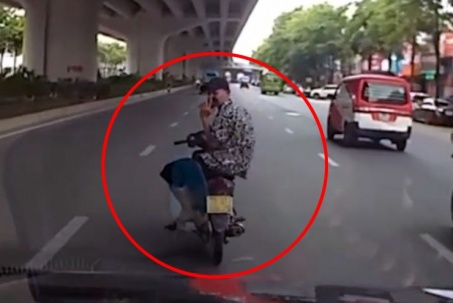 Clip: Tài xế ngồi "vắt vẻo" trên xe máy, gây phẫn nộ vì một loạt hành vi trái luật