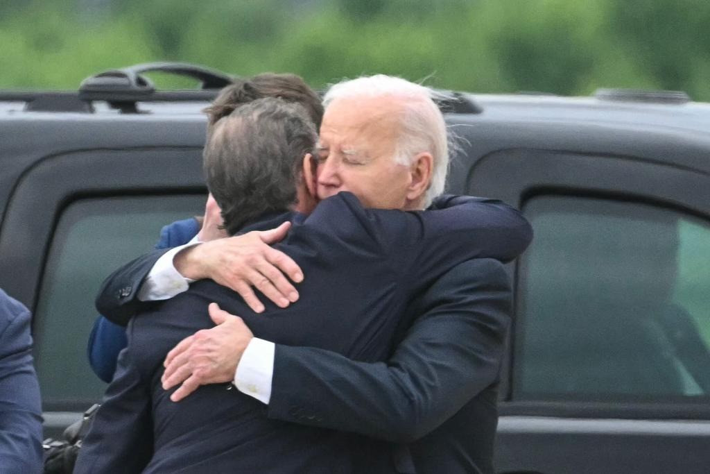 Ông Biden ôm con trai Hunter Biden khi cả 2 gặp nhau tại bang Delaware ngày 11/6/2024. Ảnh: AFP