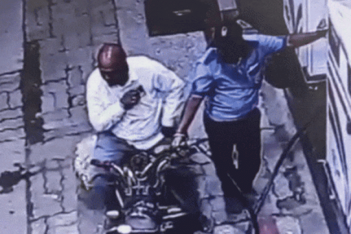 Phi thường - kỳ quặc - Clip: Dùng điện thoại khi đổ xăng, người đàn ông nhận ngay kết đắng