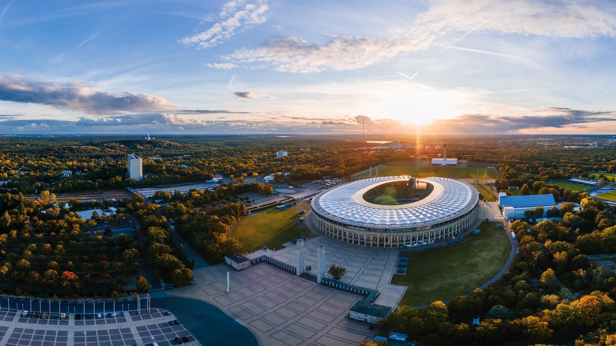 Không chỉ là nơi tổ chức các sự kiện thể thao đỉnh cao, sân vận động Olympiastadion ở thủ đô Berlin của Đức còn chứng kiến những sự kiện lịch sử đầy kịch tính và cảm xúc, từ Thế vận hội 1936 (Summer Olympics 1936) đến FIFA World Cup 2006.