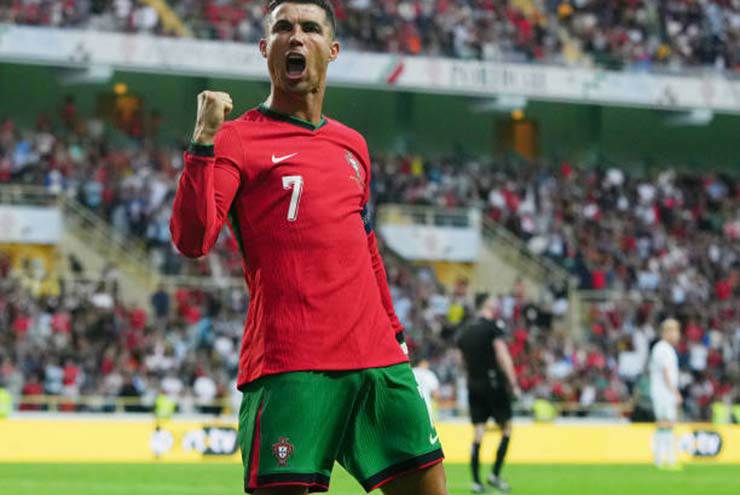 Cristiano Ronaldo "làm nóng" cho EURO với cú đúp vào lưới Ireland