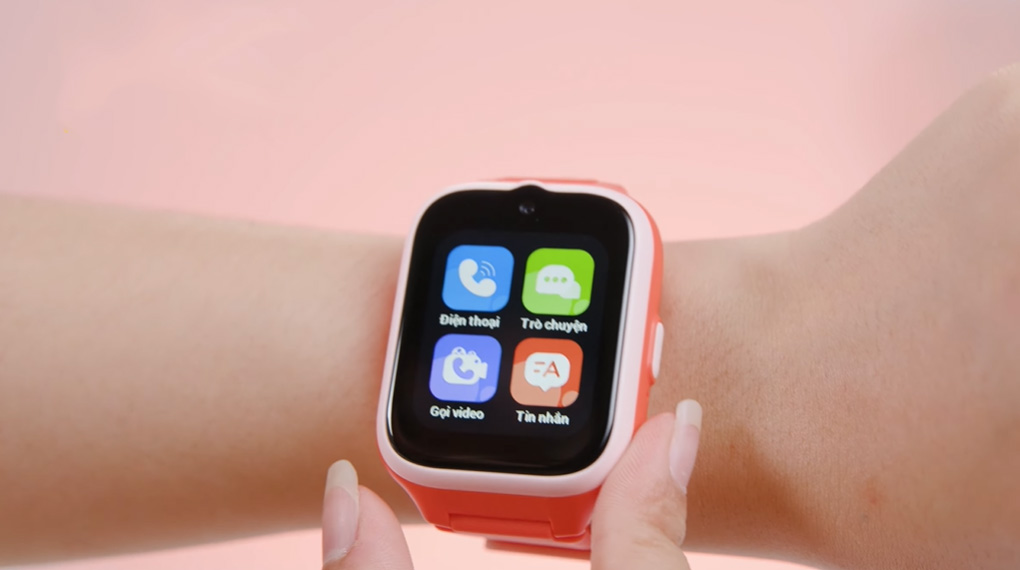 Một chiếc đồng hồ có thời lượng pin dài sẽ giúp bé thoải mái sử dụng. Để tránh mất liên lạc, bạn nhớ kiểm tra dung lượng pin còn lại trên đồng hồ trước khi con ra khỏi nhà.