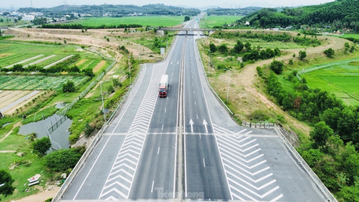 Mặc dù tuyến cao tốc đã được thông xe toàn tuyến suốt gần 6 năm, thế nhưng nút giao Dung Quất - Trì Bình (thuộc địa phận 2 xã Bình Nguyên và Bình Chánh, huyện Bình Sơn, tỉnh Quảng Ngãi) vẫn trong tình trạng dang dở, hoang hóa. Đây là nút giao cuối cùng trong 8 nút giao trên toàn tuyến cao tốc Đà Nẵng - Quảng Ngãi chưa được khớp nối. Ảnh: Quốc Triều.