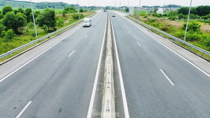 Tháng 9/2018, cao tốc Đà Nẵng - Quảng Ngãi (Km0+000-Km139+204) đi qua 3 tỉnh, thành: Đà Nẵng, Quảng Nam, Quảng Ngãi, với tổng số vốn đầu tư hơn 34.000 tỷ đồng, chính thức thông xe toàn tuyến. Dự án do Tổng Công ty Đầu tư phát triển Đường cao tốc Việt Nam (VEC) làm chủ đầu tư. Ảnh: Quốc Triều.