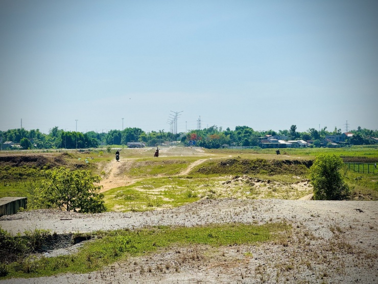 Đây cũng là một trong những nút giao quan trọng nhất trên tuyến cao tốc Đà Nẵng - Quảng Ngãi. Bởi nút giao này kết nối Khu kinh tế (KKT) Dung Quất với tuyến cao tốc. Ảnh: Nguyễn Ngọc.