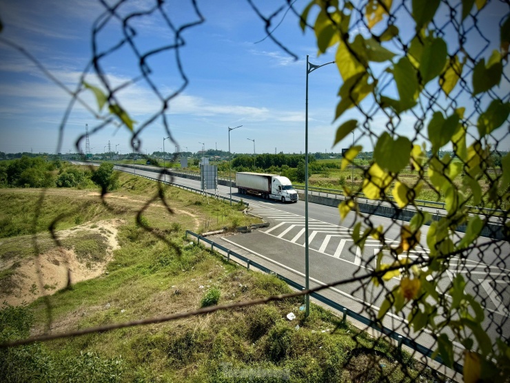 Trong ảnh là hàng rào bảo vệ trên cây cầu bắc qua cao tốc bị xé toạc. Ảnh: Nguyễn Ngọc.