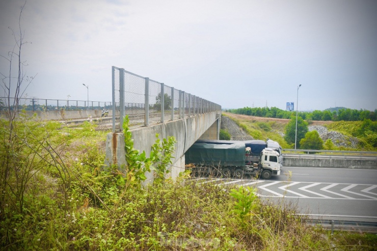 Ông Đàm Minh Lễ - Phó Trưởng Ban phụ trách Ban Quản lý KKT Dung Quất và các khu Công nghiệp (KCN) tỉnh Quảng Ngãi cho hay, đây là nút giao quan trọng nhất trên địa bàn tỉnh nhưng đang bị “lãng quên” gây nhiều khó khăn cho người dân và các doanh nghiệp đang hoạt động trong KKT Dung Quất. Ảnh: Nguyễn Ngọc.