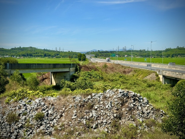 Nút giao Dung Quất - Trì Bình dở dang tạo điểm nghẽn về giao thông, gây bất lợi cho người dân, doanh nghiệp tại KKT Dung Quất. Phương tiện từ KKT Dung Quất muốn vào cao tốc phải đi thêm khoảng 30 km và ngược lại. Ảnh: Nguyễn Ngọc.