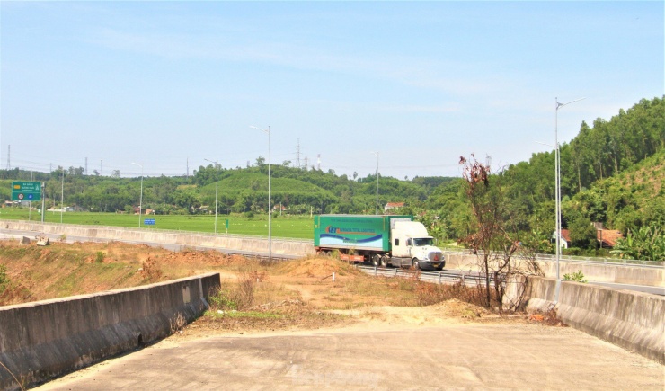 "Hiện nay, mỗi năm có 40.000 tấn hàng hóa được xuất nhập khẩu qua cảng Dung Quất, lợi nhuận của nhiều doanh nghiệp được tính bằng thời gian, do vậy chi phí trong tiết kiệm được quãng đường là rất quan trọng. Do vậy, VEC cần sớm hoàn thiện thi công nút giao, nhằm góp phần thu hút hiệu quả đầu tư vào KKT, đáp ứng mong mỏi của doanh nghiệp, cũng như giải quyết dứt điểm những bức xúc trong nhân dân", ông Lễ nói.