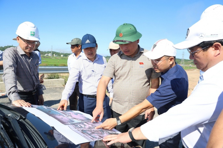 Liên quan đến vấn đề này, ngày 12/6, ông Đặng Ngọc Huy - Phó Bí thư Thường trực Tỉnh ủy Quảng Ngãi - đi khảo sát thực tế và làm việc với các đơn vị liên quan về nút giao này. Ảnh: Nguyễn Ngọc.