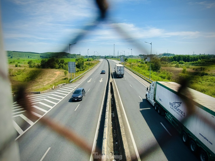 Ngày 24/5/2024, VEC đã có tờ trình trình Bộ Giao thông vận tải để báo cáo cấp có thẩm quyền cho phép điều chỉnh chủ trương đầu tư dự án đường cao tốc Đà Nẵng - Quảng Ngãi, trong đó có nội dung điều chỉnh về thời gian thực hiện dự án, điều chỉnh về nguồn vốn để thi công các hạng mục còn lại (theo hướng sử dụng ngân sách nhà nước để thực hiện). Sau khi được cấp có thẩm quyền chấp thuận, VEC sẽ tổ chức chức đấu thầu lựa chọn nhà thầu và tư vấn giám sát mới để thi công hoàn thành các hạng mục còn lại trong đó có nút giao Dung Quất - Trì Bình. Ảnh: Nguyễn Ngọc.