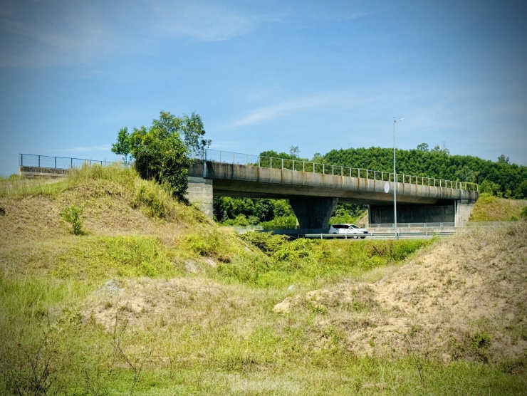 “Trong trường hợp được thông qua điều chỉnh chủ trương đầu tư vào cuối năm 2024 và hoàn thành điều chỉnh dự án trong quý I/2025 thì chúng tôi sẽ phấn đấu thực hiện thi công hoàn thiện nút giao Dung Quất - Trì Bình trong năm 2025”, ông Đặng Hoài Nam nói. Ảnh: Nguyễn Ngọc.