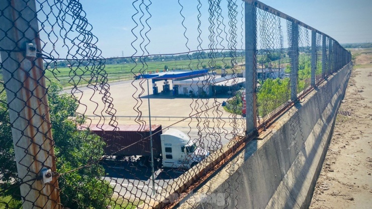 Ông Trần Phước Hiền - Phó Chủ tịch UBND tỉnh Quảng Ngãi - cho biết, tỉnh đã nhiều lần đề nghị VEC trong thực hiện hoàn thành nút giao này. Tỉnh chia sẻ với VEC nhưng cũng cần làm rõ trách nhiệm của ai, đơn vị nào trong việc để xảy ra chậm trễ trên. Ảnh: Nguyễn Ngọc.