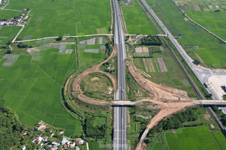 Lãnh đạo tỉnh Quảng Ngãi yêu cầu VEC thực hiện đúng cam kết với tỉnh và các địa phương trong việc hoàn trả các tuyến đường dân sinh phục vụ thi công cao tốc Đà Nẵng - Quảng Ngãi để đảm bảo giao thông đi lại cho người dân. Ảnh: Nguyễn Ngọc.