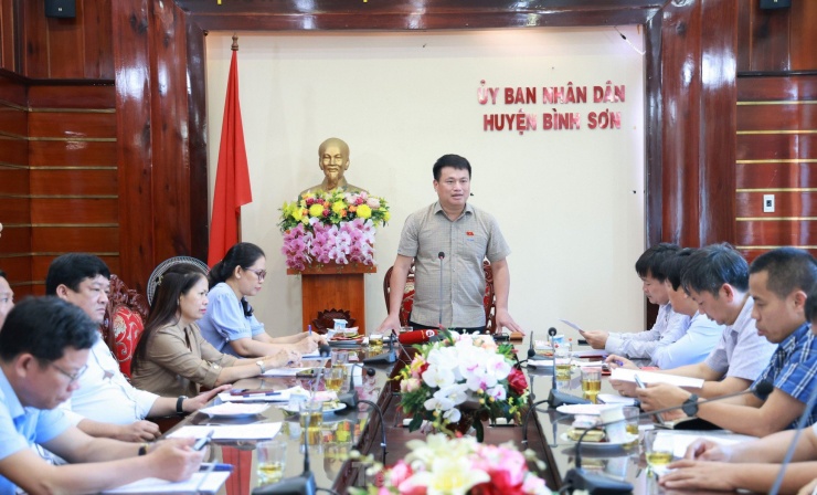 Phát biểu kết luận buổi làm việc, ông Đặng Ngọc Huy đề nghị VEC sớm hoàn thiện các thủ tục liên quan để triển khai thi công hoàn thành và đưa nút giao Dung Quất - Trì Bình vào sử dụng trong năm 2025, tạo điều kiện thuận lợi để tiếp tục thu hút các nhà đầu tư đến đầu tư tại KKT Dung Quất. Ảnh: Nguyễn Ngọc.